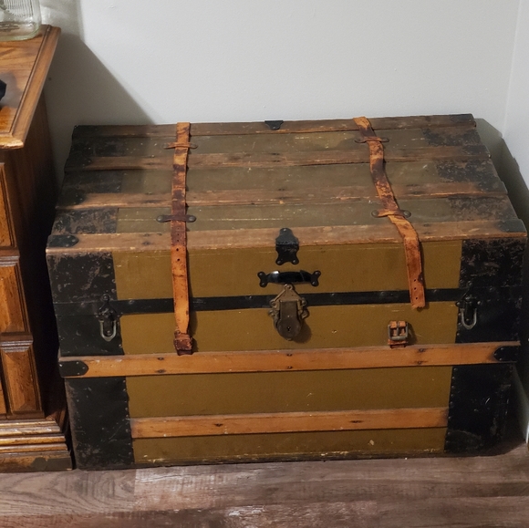 Antique steamer trunk - Picture 1 of 4